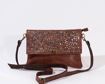 Bolso bandolera de piel marrón hecho a mano: Monedero bohemio chic con tachuelas