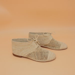 Sapatos Oxford de ráfia feitos à mão - Sapatilhas de amarrar em fibra natural para mulheres - Moda respirável e ecologicamente consciente imagem 2