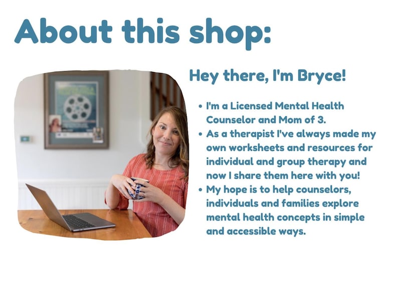K&ouml;nnte beinhalten: Eine Frau sitzt an einem Holztisch mit einem Laptop und einer Tasse. Der Text auf dem Bild lautet: "&Uuml;ber diesen Shop: Hallo, ich bin Bryce!" Sie wird als lizenzierte psychische Gesundheitsberaterin beschrieben.