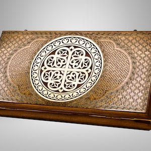 Handgemaakte backgammon-speelset ornamenten: gepersonaliseerde aangepaste nardi met speelstukken en dobbelstenen