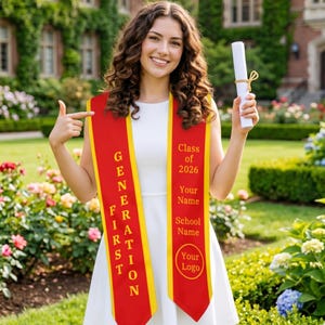 Puede incluir: Una mujer lleva una banda de graduación roja y amarilla con el texto "GENERATION FIRST" y "Clase de 2026". Sostiene un diploma. La banda tiene espacio para un nombre, el nombre de la escuela y un logotipo.