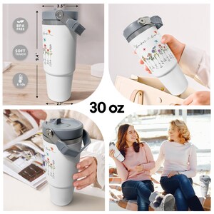 Puede incluir: Una taza de viaje de acero inoxidable blanca de 30 onzas con un dise&ntilde;o floral y el texto "Grandma's Garden". La taza tiene una tapa y un asa grises. Es libre de BPA y mantiene las bebidas fr&iacute;as durante 8-10 horas.