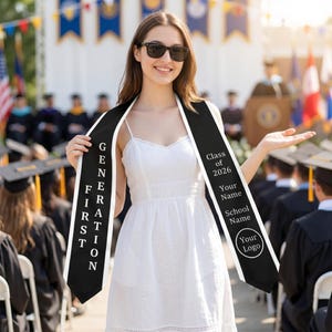 Puede incluir: Una mujer con gafas de sol y un vestido blanco sostiene una banda de graduación negra con ribete blanco. La banda tiene las palabras "GENERATION FIRST" y "Class of 2026" impresas, junto con espacio para un nombre, nombre de la escuela y logotipo.