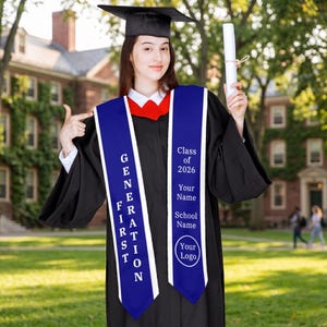 Puede incluir: Una persona con toga y birrete negros, y una banda azul con ribete blanco. La banda dice "GENERATION FIRST" y "Clase de 2026". La persona sostiene un diploma. El fondo muestra un edificio de ladrillo y árboles verdes.