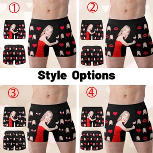 Peut inclure: Quatre styles diff&eacute;rents de boxers noirs avec un imprim&eacute; rouge, blanc et noir. L'imprim&eacute; repr&eacute;sente le visage d'une femme et les mots "Style Options".