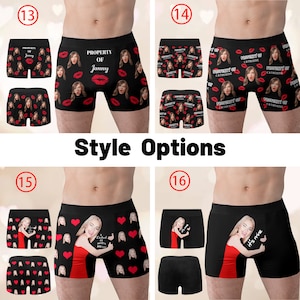 Peut inclure: Quatre styles diff&eacute;rents de boxers noirs avec un imprim&eacute; de c&oelig;ur ou de l&egrave;vres rouge et une photo personnalis&eacute;e. Le texte sur les boxers indique "Propri&eacute;t&eacute; de" et le nom de la personne sur la photo.
