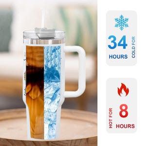 Puede incluir: Taza de viaje de acero inoxidable blanca con asa y tapa. La taza tiene un dise&ntilde;o de hielo y fuego en el lateral. La taza mantiene las bebidas fr&iacute;as durante 34 horas y calientes durante 8 horas.