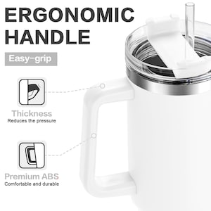 Puede incluir: Taza de viaje blanca con una asa blanca y una tapa con una pajita. La taza tiene el texto "ERGONOMIC HANDLE" y "Easy-grip" impreso en ella. El asa se describe como que tiene caracter&iacute;sticas de "Thickness" y "Premium ABS".