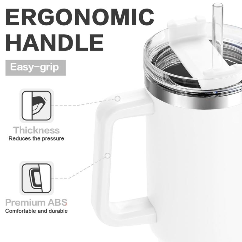 Puede incluir: Taza de viaje blanca con una asa blanca y una tapa con una pajita. La taza tiene el texto "ERGONOMIC HANDLE" y "Easy-grip" impreso en ella. El asa se describe como que tiene caracter&iacute;sticas de "Thickness" y "Premium ABS".