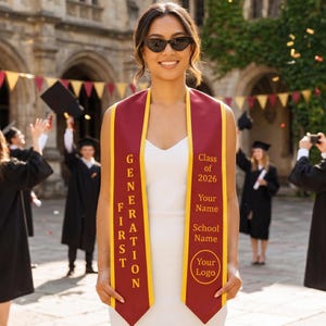Puede incluir: Una mujer con gafas de sol y una banda de graduación granate y dorada con el texto "GENERATION FIRST" y "Clase de 2026". Otros graduados con túnicas negras están en el fondo.