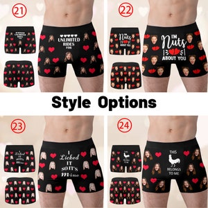 Peut inclure: Quatre paires de cale&ccedil;ons de boxe noirs avec un motif de c&oelig;urs rouges et diff&eacute;rents textes et images. Le texte comprend "Unlimited Rides For", "I'm Nuts About You", "I Licked It So It's Mine", et "This Belongs To Me".