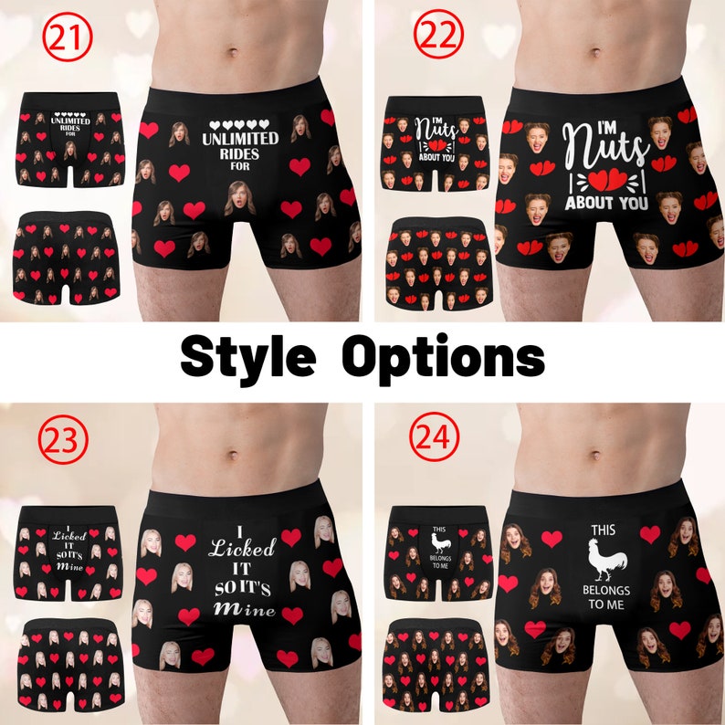 Peut inclure: Quatre paires de cale&ccedil;ons de boxe noirs avec un motif de c&oelig;urs rouges et diff&eacute;rents textes et images. Le texte comprend "Unlimited Rides For", "I'm Nuts About You", "I Licked It So It's Mine", et "This Belongs To Me".