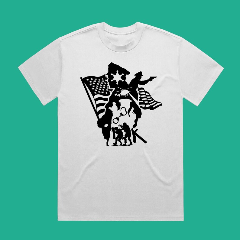 K&ouml;nnte beinhalten: Wei&szlig;es T-Shirt mit einem schwarzen Silhouetten-Design eines Polizisten, Soldaten und einer amerikanischen Flagge.