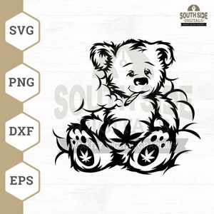 Puede incluir: Gráfico en blanco y negro de un oso de peluche sosteniendo una hoja de cannabis. El oso tiene una expresión relajada y un porro en la boca. La imagen incluye el texto "SVG", "PNG", "DXF" y "EPS". El logotipo "South Side Digitals" está en la esquina superior derecha.