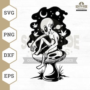Puede incluir: Ilustración en blanco y negro de un extraterrestre sentado en un hongo con un cigarrillo en la mano. El extraterrestre lleva un traje espacial y tiene ojos grandes. El hongo está rodeado de estrellas y planetas. El texto "South Side Digitals" está en la esquina superior derecha de la imagen.