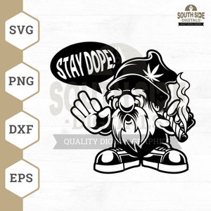 Könnte beinhalten: Schwarzweiß-Illustration eines Cartoon-Zwergs, der einen Hut mit einem Marihuana-Blatt trägt. Der Zwerg hält ein brennendes Joint und hat eine Sprechblase über seinem Kopf, die "Stay Dope!" sagt.