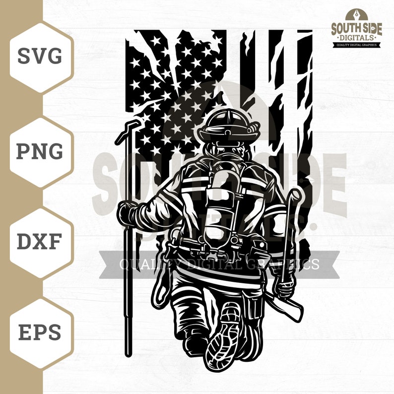 Pu&ograve; includere: Illustrazione in bianco e nero di un vigile del fuoco che cammina davanti a una bandiera americana in difficolt&agrave;. Il vigile del fuoco indossa un casco, una giacca, pantaloni e stivali. Il vigile del fuoco tiene un'ascia da pompiere in una mano e una manichetta nell'altra. Il testo "South Side Digitals" &egrave; nell'angolo in alto a destra dell'immagine.