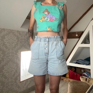Crop top dos nu upcyclé en drap ancien coton, épaules volantées, nœud ajustable, motif animaux turquoise, pièce unique fait main, taille 38/