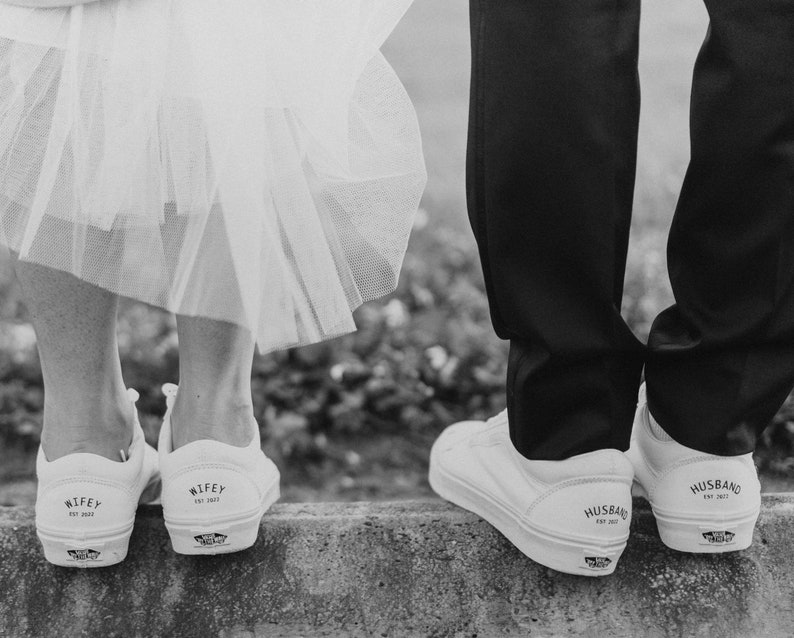 Zapatos de boda Vans Zapatos de boda Zapatos Hubby & Wifey Vans Hubby y Wifey Conversaciones de boda Furgonetas de boda Zapatos personalizados imagen 1