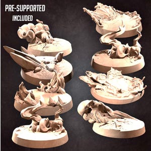 Op de afbeelding: Voorgevormde 3D-geprinte harsbases voor miniatuurfiguren. De bases hebben verschillende ontwerpen met draaiende, vloeiende en textuur-effecten, die lijken op vuur, water of rook.