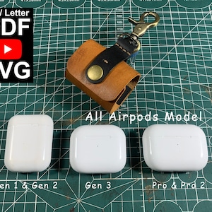 Könnte beinhalten: Eine braune Leder-Airpods-Hülle mit Messingverschluss und schwarzem Riemen. Das Bild zeigt auch drei weiße Airpod-Hüllen mit den Bezeichnungen Gen 1 & Gen 2, Gen 3 und Pro & Pro 2. Der Text lautet "A4 / Letter PDF SVG" und "All Airpods Model."