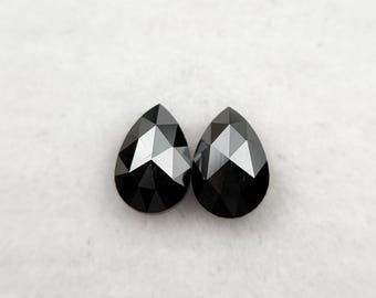 Luźny, kalibrowany diament w szlifie gruszkowym o średnicy 6 mm, czarny jak smoła diament jakości AAA do akcentowego szlifu gruszkowego.