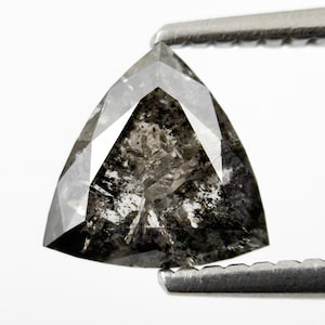 Diamante suelto natural de talla brillante, sal y pimienta, de 1,35 ct, con inclusión única de diamante suelto de talla brillante.