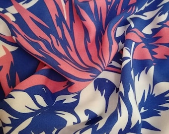Tela de viscosa con estampado floral: material para confección en rosa y azul.