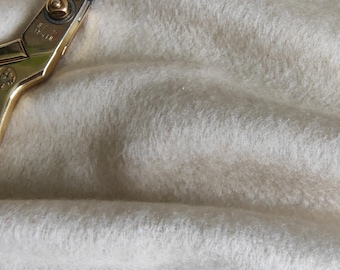 Tejido de felpa color blanco roto, mezcla de algodón, tacto suave de peluche.