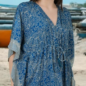 Seiden Kaftan | Frauen kurze Kaftan Boho Maxi Kleid, Strand Cover Up, Morgenmantel, Nachtwäsche Loungewear, Spa Wear, Blau, Blumen, Geschenk für Sie