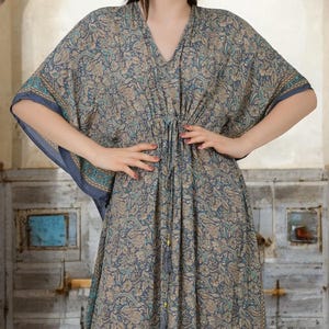 Seiden Kaftan | Frauen lange Kaftan Boho Maxi Kleid, Strand Cover Up, Morgenmantel, Nachtwäsche Loungewear, Spa Wear, Grau, Floral, Geschenk für Sie