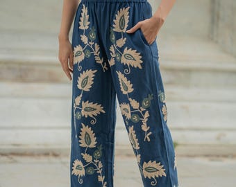 ピンクの刺繍入りスザニパンツ｜ボヘミアン風花柄コットンラウンジ