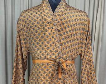 Bata tipo kimono para hombre, suave y sedosa, elegante, clásica, sostenible, estilo vintage, para casa, regalo, ropa de playa cómoda y atemporal con estampado floral amarillo.