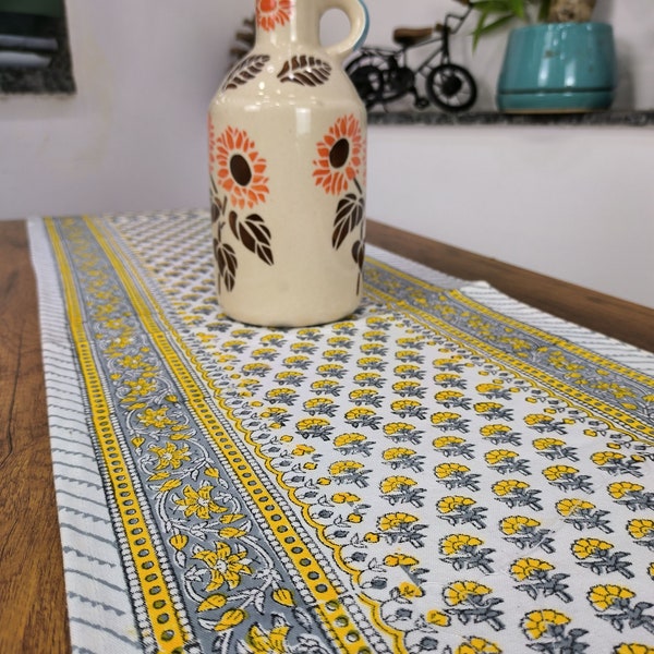 Chemin de table 100% Tissu de coton pur Bordure Design | Indian Floral imprimé Fall Table Runner | Cadeaux d’automne pour la pendaison de crémaillère | Jaune soleil
