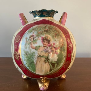 Royal Vienna Beehive Marked Round Vase from Austria with 4 Feet