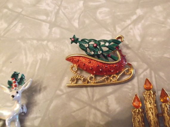 Vintage Lot of 5 Christmas Brooches- Weiss and Mo… - image 4