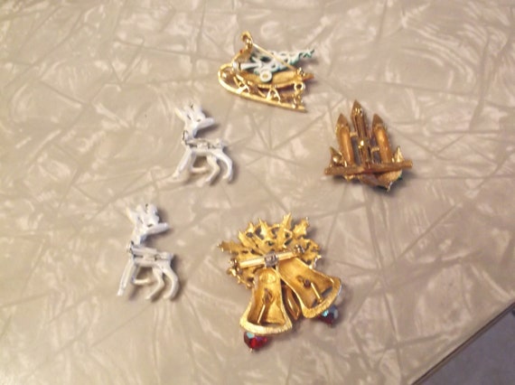 Vintage Lot of 5 Christmas Brooches- Weiss and Mo… - image 7