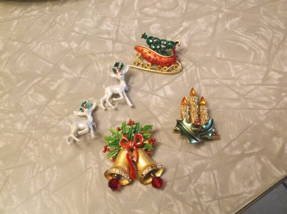 Vintage Lot of 5 Christmas Brooches- Weiss and Mo… - image 9