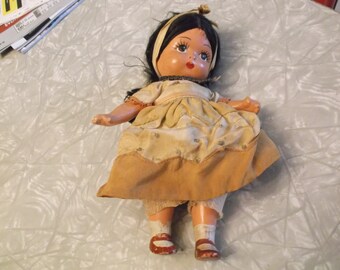 vintage Hispanic Girl Doll 8 pouces - bras et jambes mobiles