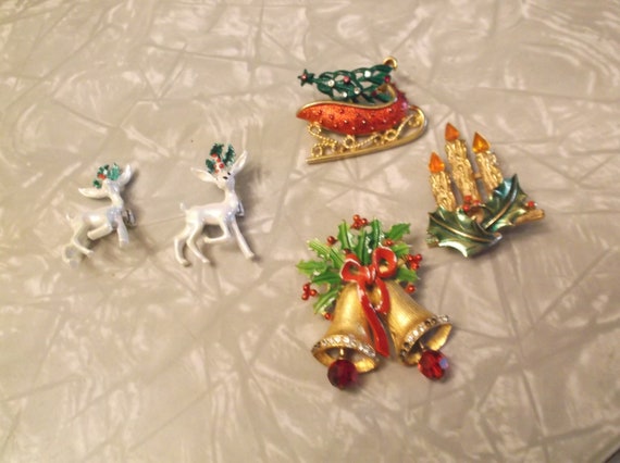 Vintage Lot of 5 Christmas Brooches- Weiss and Mo… - image 1