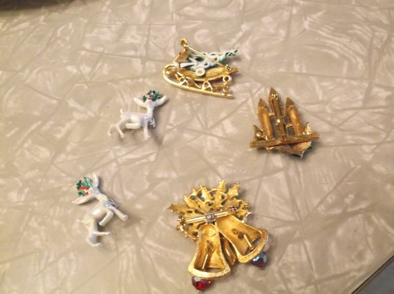 Vintage Lot of 5 Christmas Brooches- Weiss and Mo… - image 10
