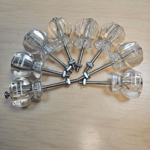 Lote vintage com 8 puxadores de gaveta transparentes para armários, estilo antigo da época da Grande Depressão.