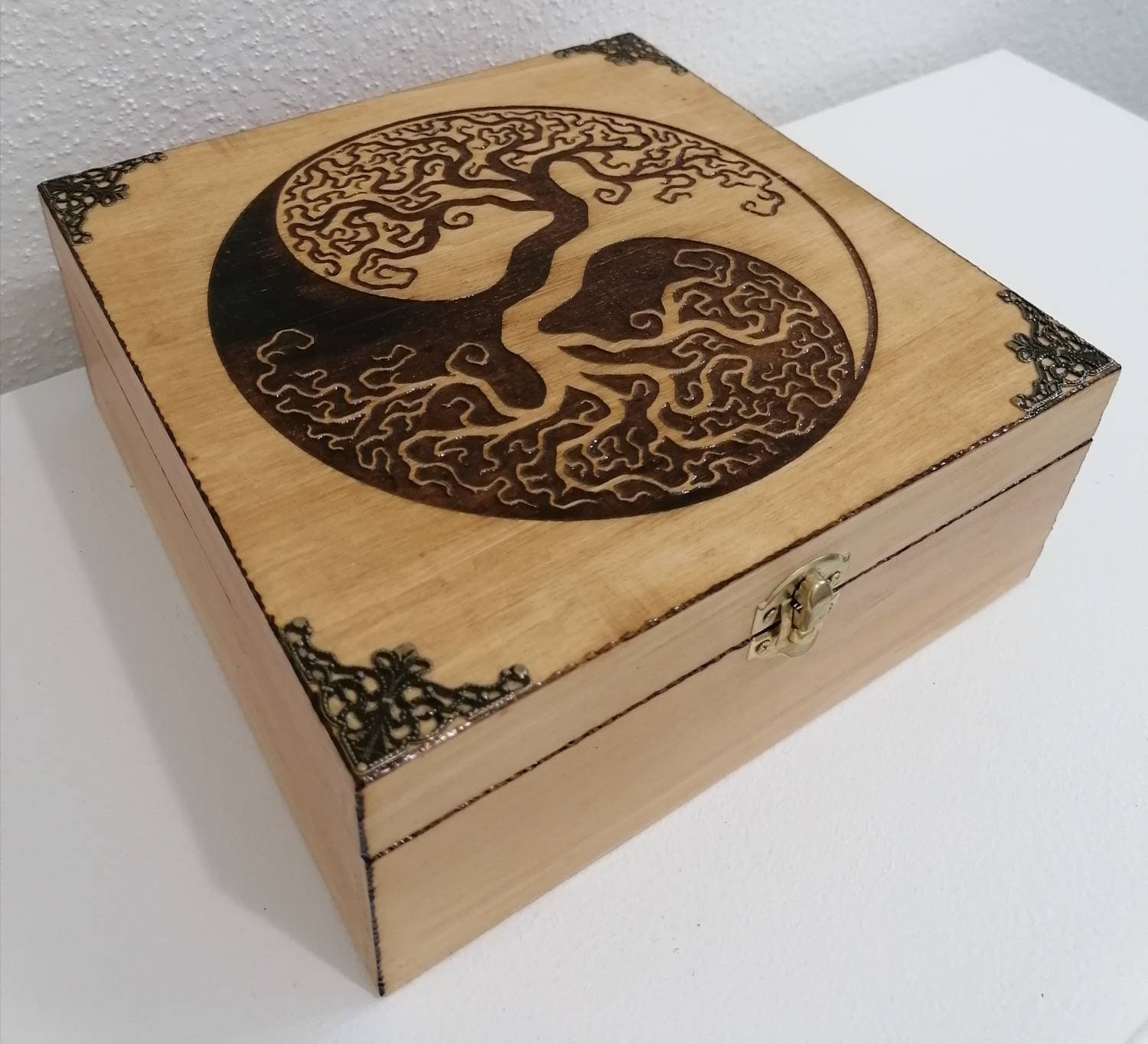 Boîte en Bois Gravée Arbre de Vie Celtique Yin Yang et Bronze Pierres Cristaux Lithothérapie Bijoux 