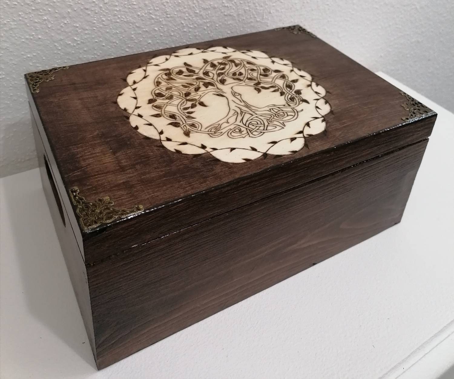 Coffre Ancien en Bois Gravée d'un Arbre de Vie et Branches Entremêlées à Feuilles Coins Bronze Pelot