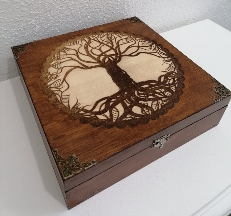 Grande Boîte en Bois Gravée Façon Sculptée d'un Arbre de Vie Celtique Cerclé et Bronze Coffret à Pie