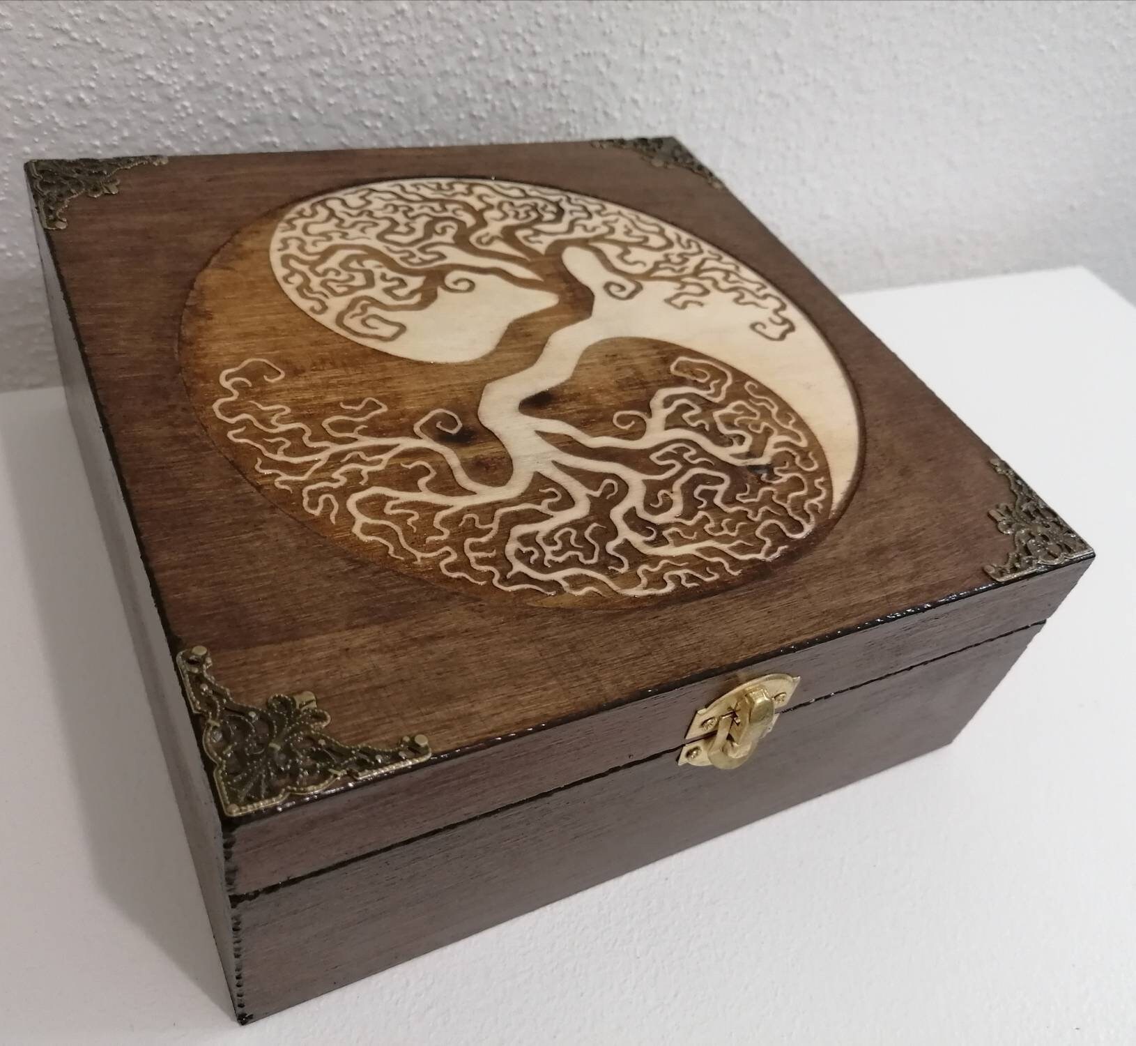 Boîte en Bois Gravée Arbre de Vie Celtique Yin Yang et Bronze Pierres Cristaux Lithothérapie Bijoux 