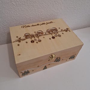 Doos gegraveerd met een uilenfamilie in een winterse setting "Onze uilenfamilie" theedoos type, receptenkaarten, souvenirs