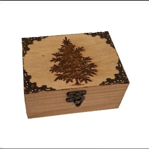 Boîte en bois gravée d'un sapin,  décoration nature sapinière type boîte à thé, bijoux pierres cristaux, accessoires divers...