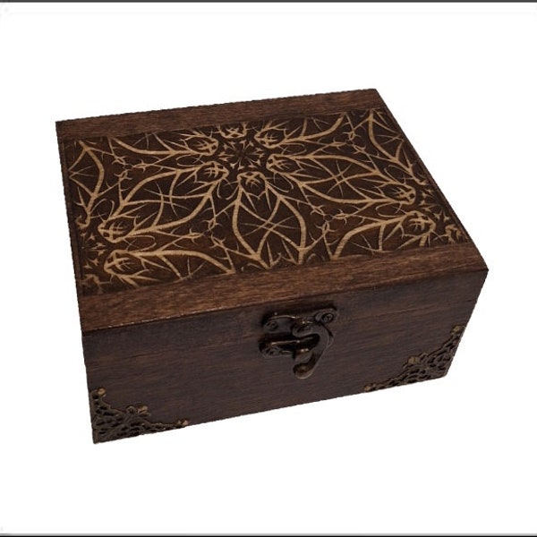 Boîte en bois motif médiéval gravure sculptée sur un thème Moyen-âge broches thé bijoux pierres cristaux artefacts médaille