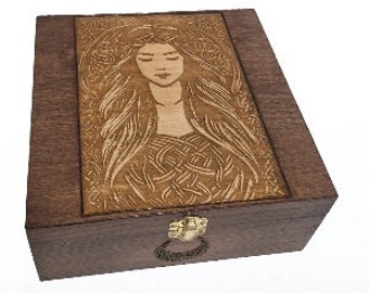 Boite en bois gravée d'une jeune femme celte Ederven et noeuds celtiques type boite à bijoux, pierres cristaux, thé